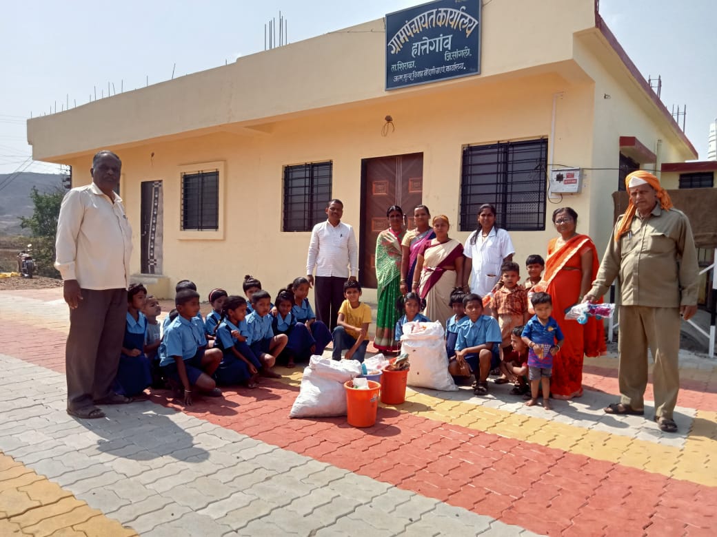 ग्रामपंचायत हात्तेगाव येथे विद्यार्थी आणि नागरिक स्वच्छता मोहिमेत सहभागी झाले आहेत