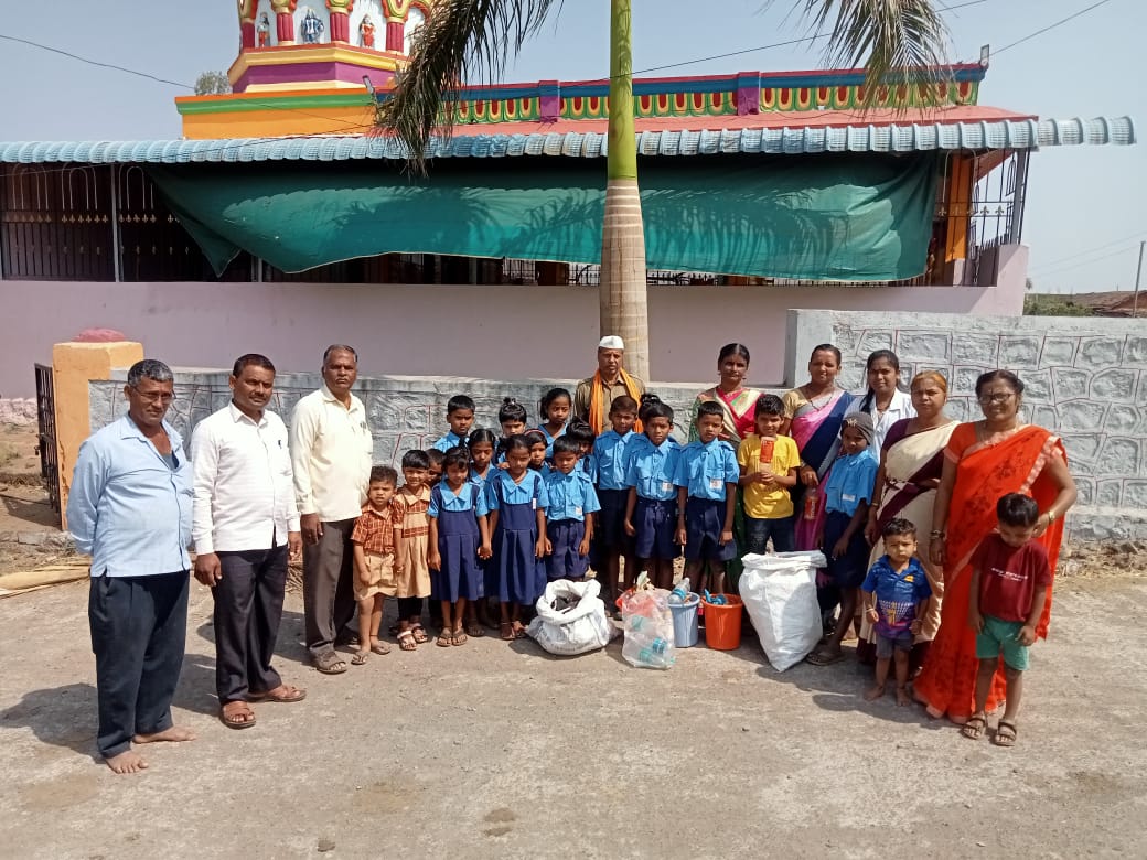 मंदिराजवळ स्वच्छता मोहीम